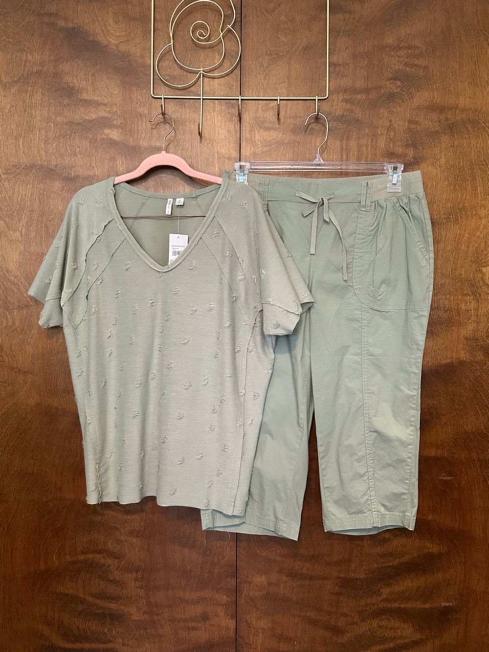 CATO Short Sleeve Knit Shirt & Cotton Drawstring Capris Set Womens M & L Green